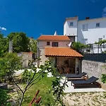 Peaceful Getaway In With Garden