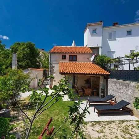 Peaceful Getaway In With Garden