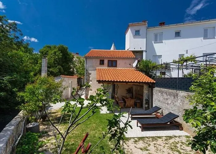 Peaceful Getaway In With Garden