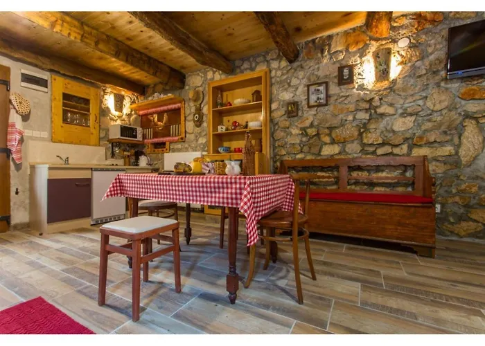 Casa de Férias Peaceful Getaway In With Garden Polje (Krk)