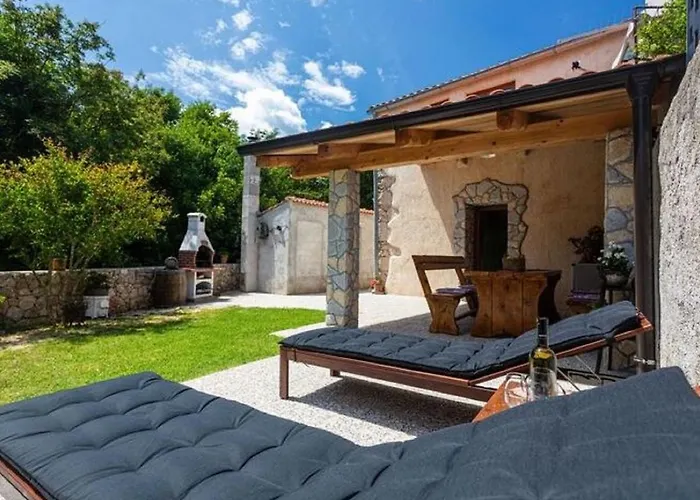 Peaceful Getaway In With Garden Casa de Férias Polje (Krk)